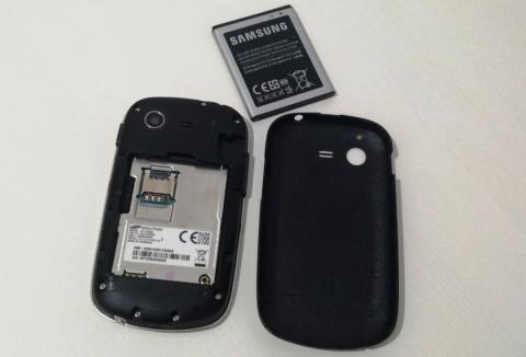 Telefoneddu Samsung Galaxy Star GT-S5280 de su 2013, cun sa bateria bogada
