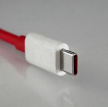 Atacu USB-C. Màgini pigada de Wikipedia.